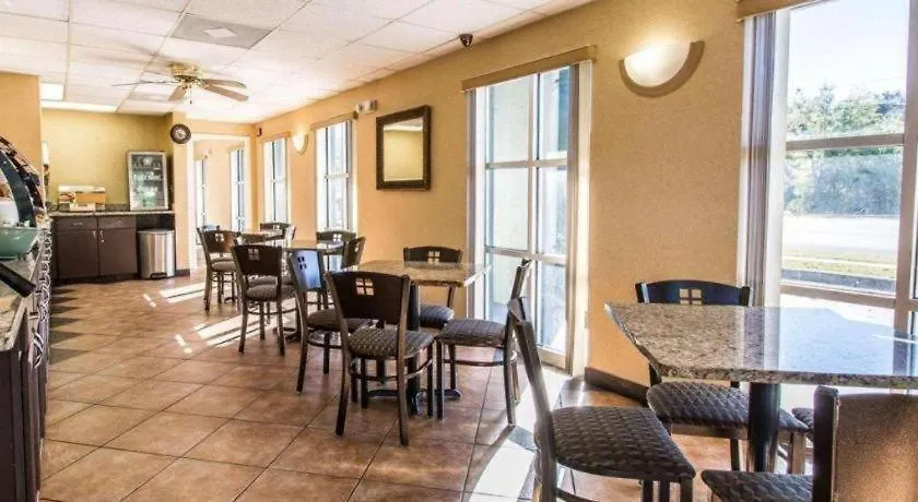 Quality Inn & Suites Near パナマシティービーチ 2*,