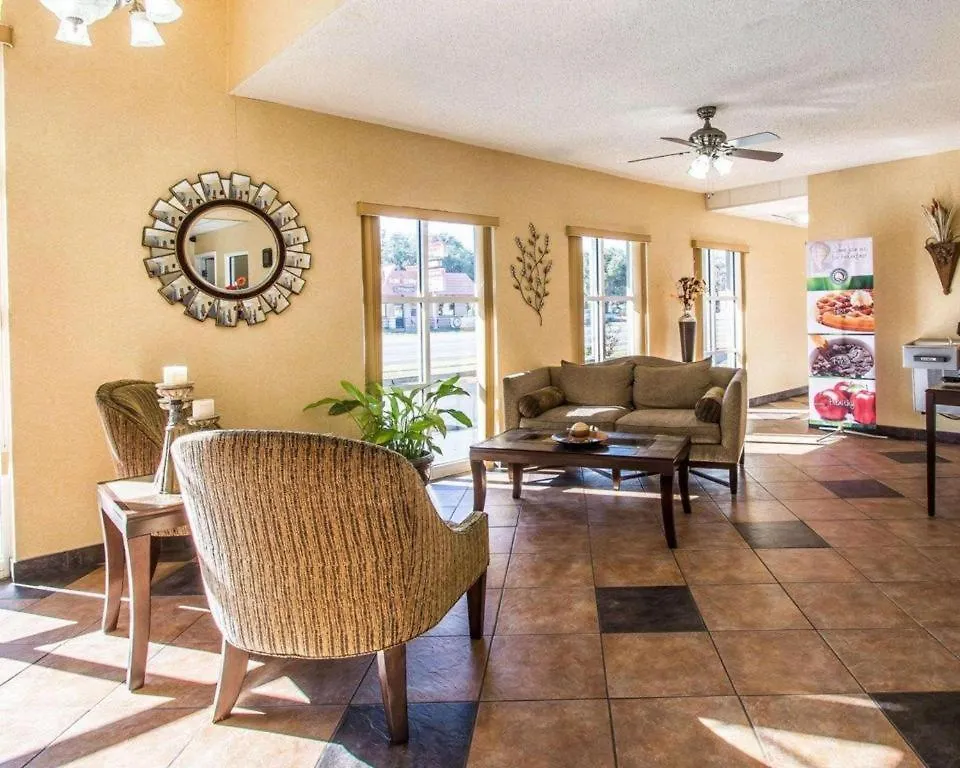Quality Inn & Suites Near Panama City Beach 2*,